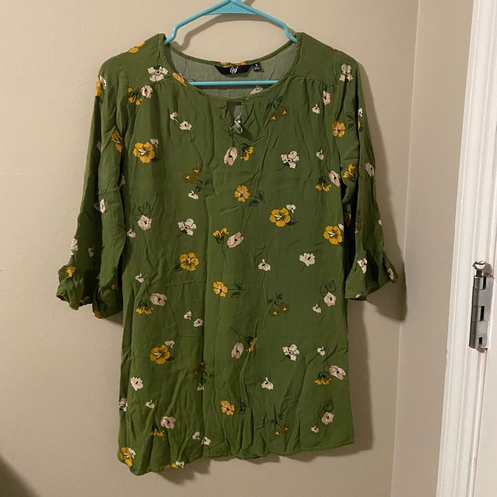 Cute floral long sleeve top to pair with sheer leggings!!